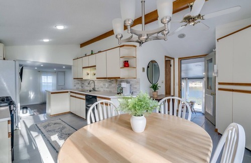 Dexter House | Waterfront Cottage w/Barrel sauna & Fishing Pier