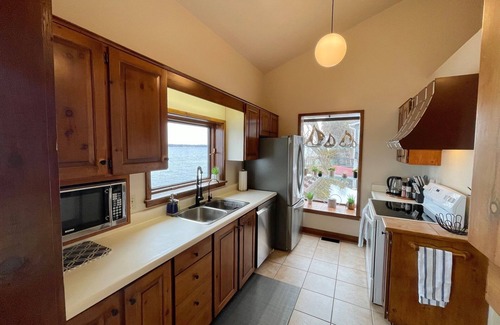 Elizabethtown-Kitley House | Waterfront Cottage With Unique Design