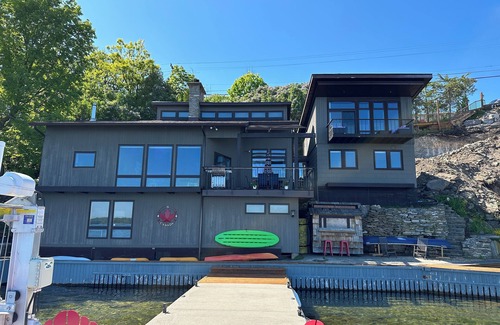 Elizabethtown-Kitley House | Waterfront Cottage With Unique Design