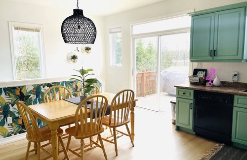 Magnetawan Cottage | Waterfront cottage with games room on Lake Cecebe
