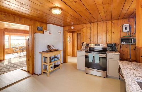 Clinton Cottage | Waterfront Cottage w/Sunroom + Patio & Grill