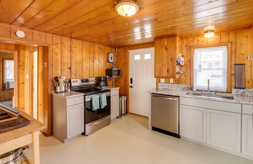 Clinton Cottage | Waterfront Cottage w/Sunroom + Patio & Grill