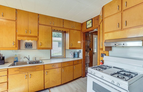 Six Lakes Cottage | Waterfront Cottage w/Dock & Views in Six Lakes!