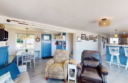 South Bend House | Waterfront cottage w/large deck, fiber optic WiFi, views, and updated interior
