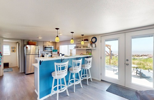 South Bend House | Waterfront cottage w/large deck, fiber optic WiFi, views, and updated interior