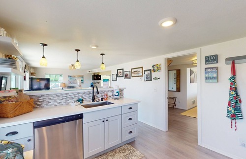 South Bend House | Waterfront cottage w/large deck, fiber optic WiFi, views, and updated interior