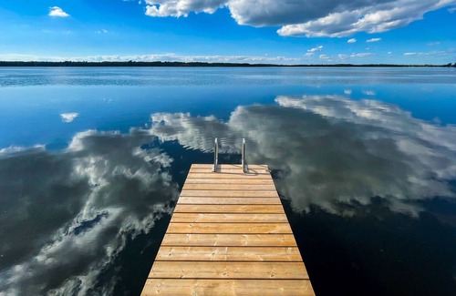 Kirkfield House | Waterfront Cottage with Stunning Sunsets & Hot Tub