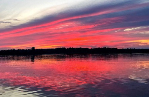 Kirkfield House | Waterfront Cottage with Stunning Sunsets & Hot Tub
