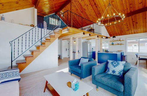 Hoodsport House | Waterfront cottage with furnished deck, full kitchen and amazing views