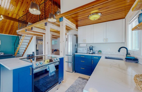 Hoodsport House | Waterfront cottage with furnished deck, full kitchen and amazing views