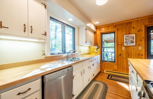Middlesex Cabin | Waterfront cottage with private beach