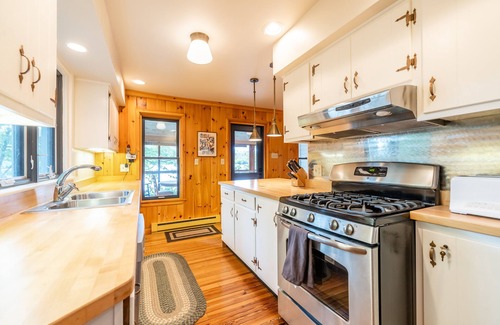 Middlesex Cabin | Waterfront cottage with private beach