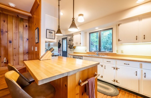 Middlesex Cabin | Waterfront cottage with private beach