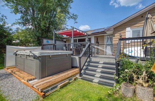Quinte West House | Waterfront Cottage with Swim Spa, BBQ, and Boat Dock