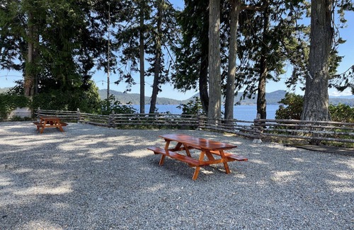 Sooke Cottage | Waterfront Cottage with Beach Access - Sleeps 2