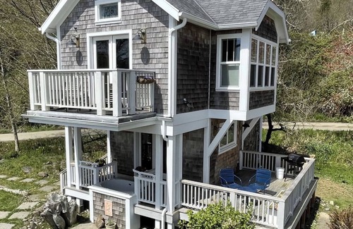 Ilwaco Cottage | Waterfront Cottage With Outdoor Soaking Tub and Private Pier