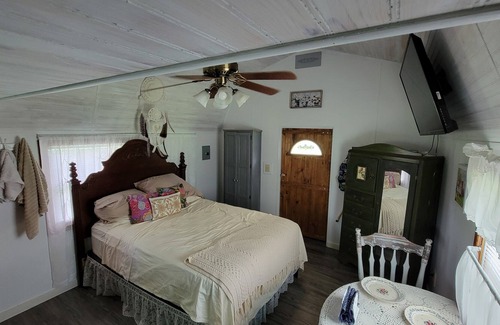 Greene County Cabin | Waterfront couples getaway