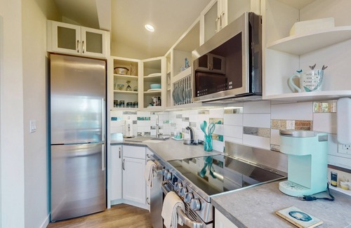 Allyn-Grapeview Apartment | Waterfront couples getaway with patio, gas fireplace, full kitchen and Wifi