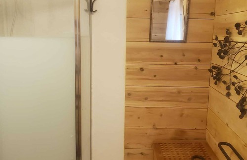 Grey Highlands Cabin | Waterfront cozy cabin on private trout lake