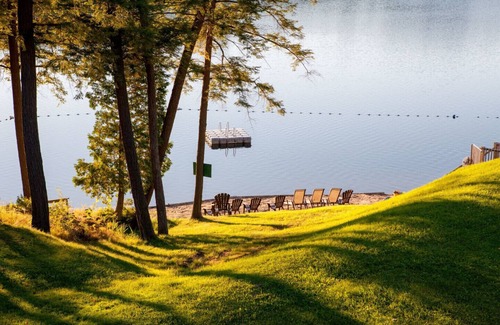 Seguin Cottage | Waterfront Deluxe 3 Bedroom Cottage near Muskoka
