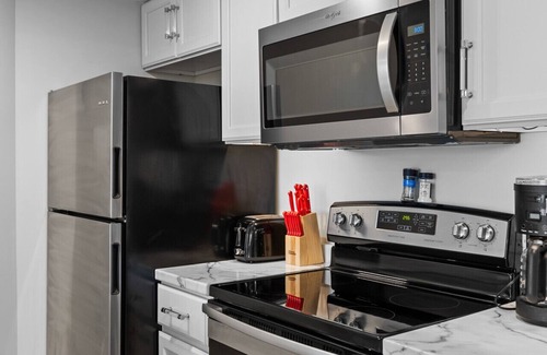 Queens Square Condo | Waterfront Deluxe 1 Bedroom Condo Downtown Ch'town