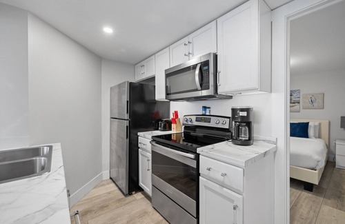 Queens Square Condo | Waterfront Deluxe 1 Bedroom Condo Downtown Ch'town