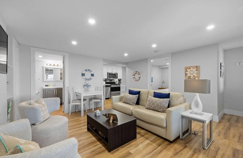 Queens Square Condo | Waterfront Deluxe King Suite Condo Downtown Chtown