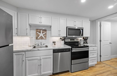 Queens Square Condo | Waterfront Deluxe King Suite Condo Downtown Chtown