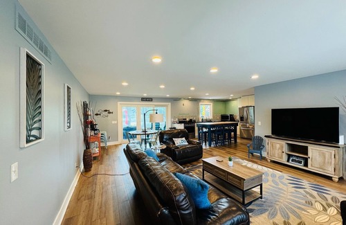 Cassopolis House | Waterfront Diamond Lake - Sandy beach