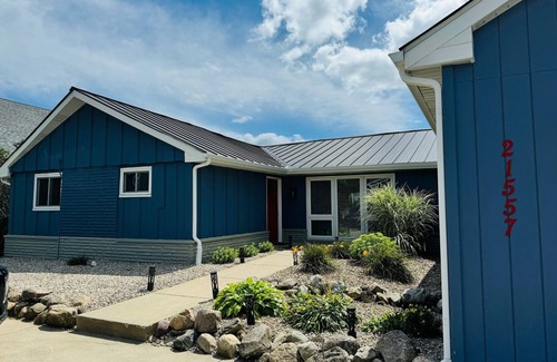 Cassopolis House | Waterfront Diamond Lake - Sandy beach