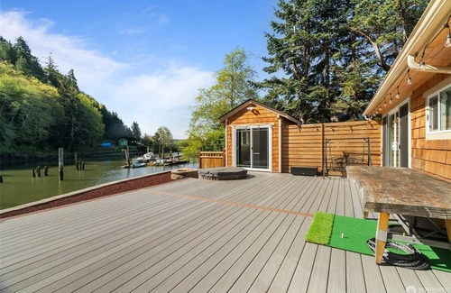 Aberdeen House | Waterfront, Dogs OK!, Fenced, Fishing, Kayaks, Hot tub, W/D, Smores, Crab Pots