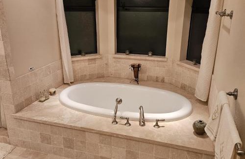 Discovery Bay House | Waterfront Elegance