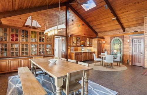 Fredericksburg House | Waterfront Estate with Pool on Potomac River