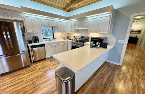 Mooringsport House | WATERFRONT exclusive 4-bedroom house, pool/hot tub on 15 acres, fenced & gated!