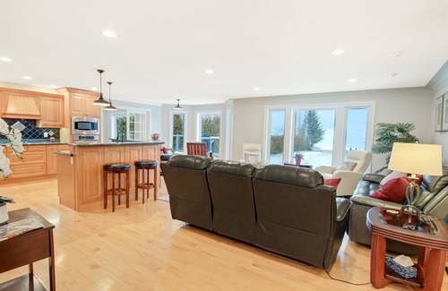 Wiarton Villa | WATERFRONT executive home hot tub, firepit, kayaks, canoe,