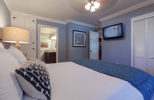 Upper Lake Cabin | Waterfront Executive Suite - The Lodge At Blue Lakes