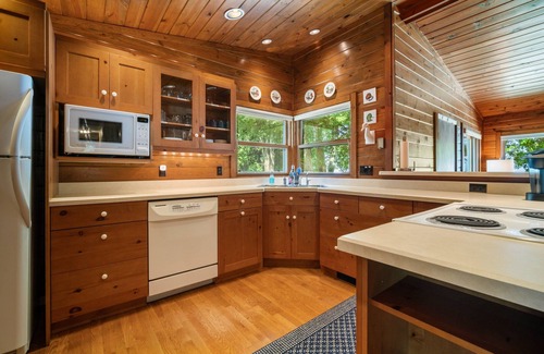 Little Sturgeon House | Waterfront Fall Escape on Little Sturgeon