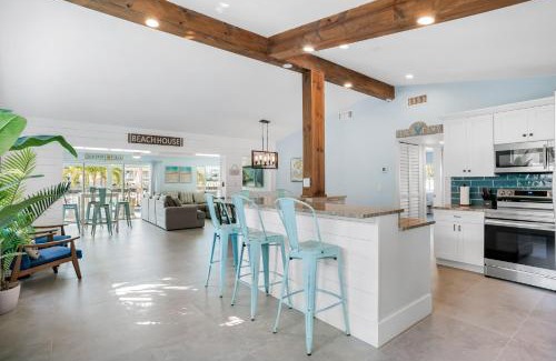 Bahia Vista House | Waterfront Family Compound - Free Golf Cart, Paddleboards, Heated Pool, Golden Tee 2025 Arcade Game