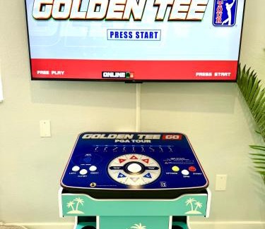 Bahia Vista House | Waterfront Family Compound - Free Golf Cart, Paddleboards, Heated Pool, Golden Tee 2025 Arcade Game