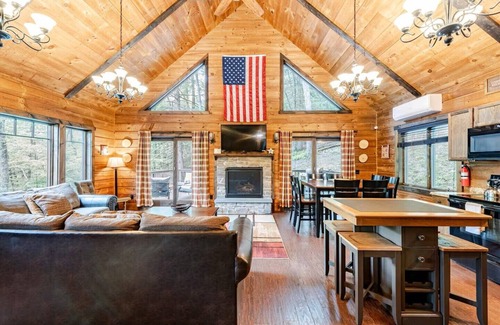 East Stroudsburg House | Waterfront family cabin, near falls, golf, ski resorts, hiking, fishing & more!