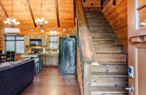 East Stroudsburg House | Waterfront family cabin, near falls, golf, ski resorts, hiking, fishing & more!
