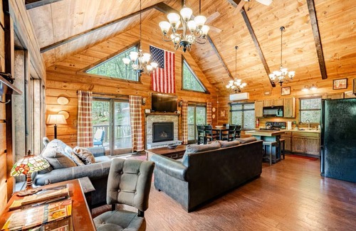 East Stroudsburg House | Waterfront family cabin, near falls, golf, ski resorts, hiking, fishing & more!