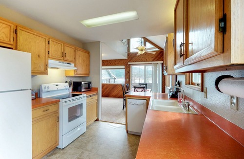 Laclede House | Waterfront family home with large yard, firepit, deck, river views & boat slip