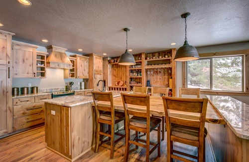 Sagle House | Waterfront Family Lake Lodge on the Sunny Side of Bottle Bay!