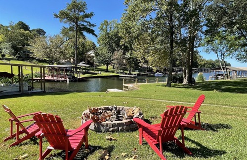 Lakeland House | Waterfront! Firepit~3 King bedrms~playroom~kayaks~near restaurants