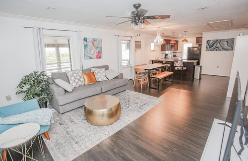 Surfside Beach House | Waterfront Fishing Dock Kayaks House near Surfside Beach