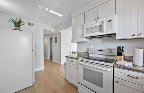 Orlando Beach Apartment | Waterfront | Fishing Pier | Walk to Beach