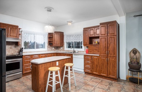 Sainte-Martine House | Waterfront Fully Furnished Pet-Friendly All-Inclusive