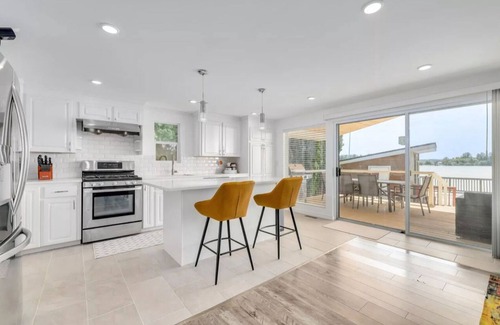 Maple Ridge House | Waterfront Getaway