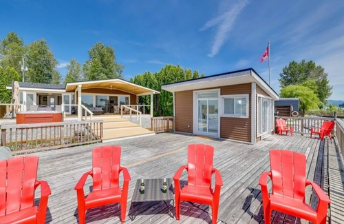 Maple Ridge House | Waterfront Getaway